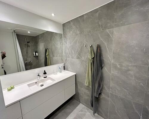 Skøn 4-værelses lejlighed med altan og udsigt