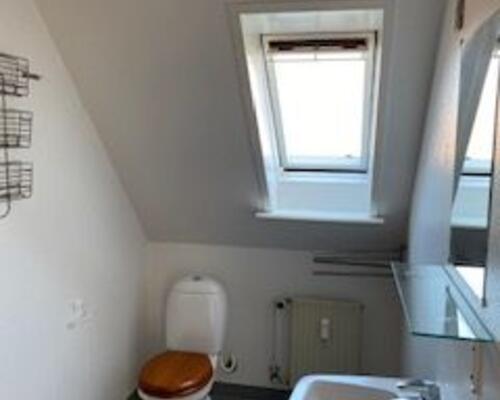 Hyggelig 2-vær taglejlighed med NYT køkken og hems. Huslejen er inkl. vand.