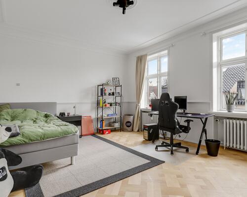 Unik nyrenoveret herskabslejlighed på 1. sal