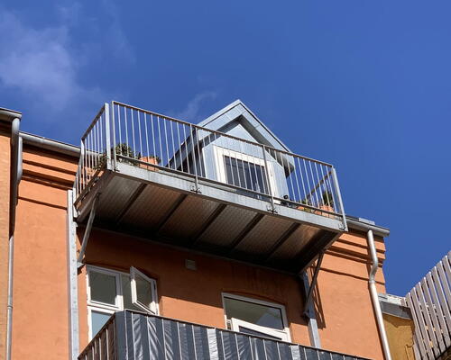 Lys 2-værelses på 62 kvm, med altan og hems