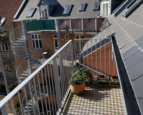 Lys 2-værelses på 62 kvm, med altan og hems