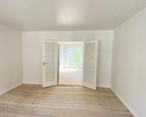 Lys og delevenlig 4-værelses med fransk altan og grønt gårdmiljø