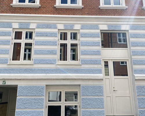 Lys og delevenlig 4-værelses med fransk altan og grønt gårdmiljø