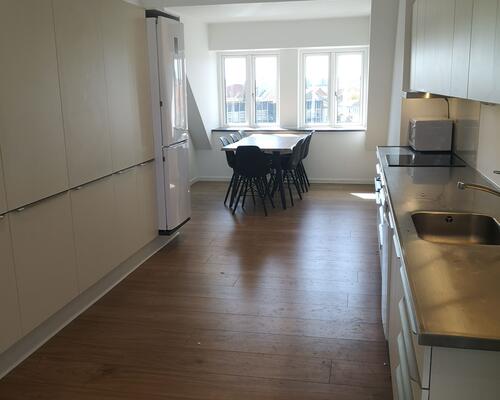 Nyistandsat 1 vær. lejlighed med eget bad/toilet, inkl. alt.