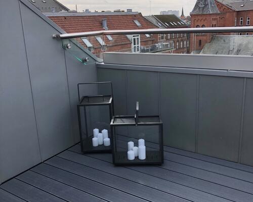 Skøn lys 2 væreslses lejlighed med tagterrasse