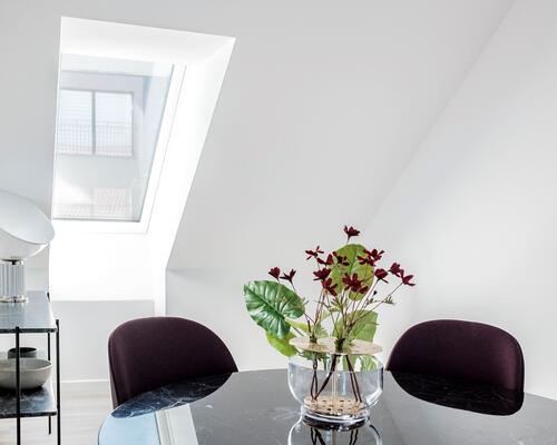 Skøn lys 2 væreslses lejlighed med tagterrasse