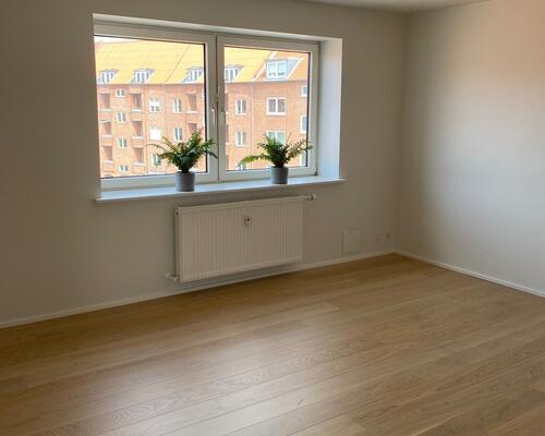 Skøn nyrenoveret 3 vær. i Ø-gaden