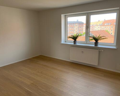 Skøn nyrenoveret 3 vær. i Ø-gaden