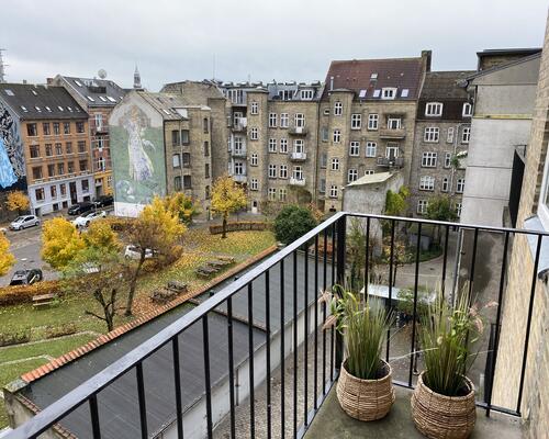 Stor lys 2V'er med to altaner