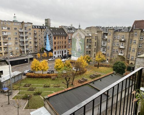 Stor lys 2V'er med to altaner