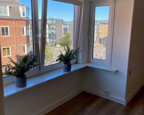 Stor lys 2V'er med to altaner