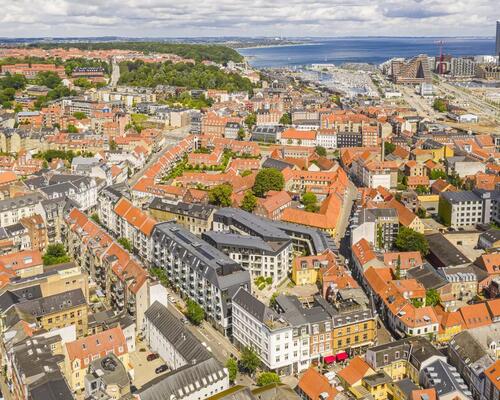 Lys 4-værelses med altan i hjertet af Borggade