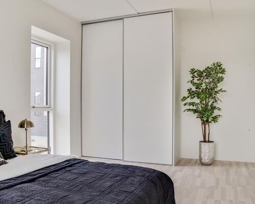 Skøn lys 2-værelses lejlighed med egen terrasse