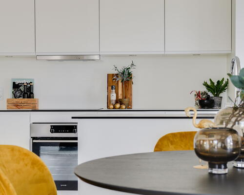 Skøn lys 2-værelses lejlighed med egen terrasse