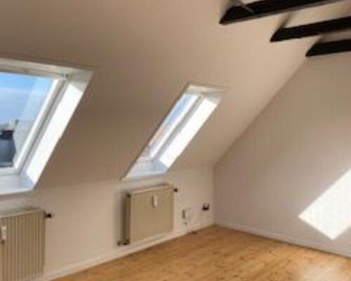 Hyggelig 2-vær taglejlighed med NYT køkken og hems. Huslejen er inkl. vand.