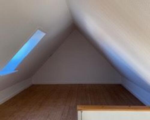 Hyggelig 2-vær taglejlighed med NYT køkken og hems. Huslejen er inkl. vand.