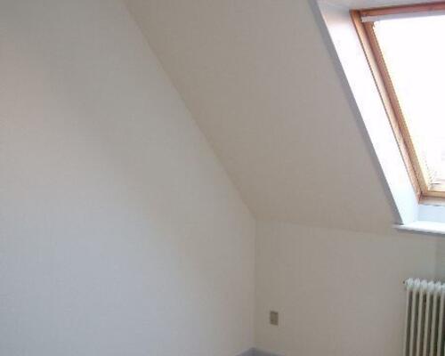 Hyggelig 2-vær taglejlighed med NYT køkken og hems. Huslejen er inkl. vand.