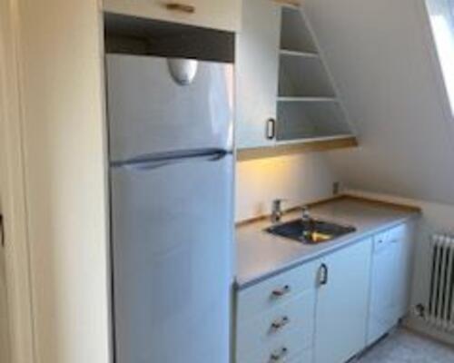 Hyggelig 2-vær taglejlighed med NYT køkken og hems. Huslejen er inkl. vand.