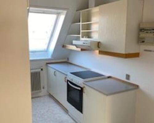 Hyggelig 2-vær taglejlighed med NYT køkken og hems. Huslejen er inkl. vand.