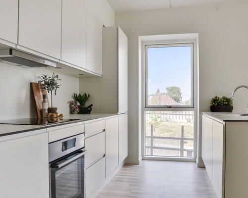 KUN 2 måneders depositium - Stor og lys hjørnelejlighed med fri udsigt