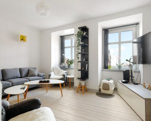 Stor, lys og moderne 4-værelses med udsigt og altan