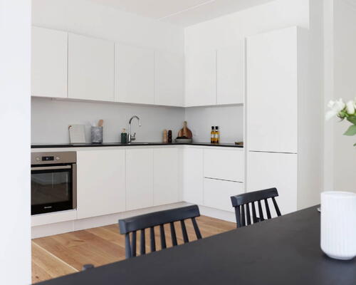 Rækkehus med optimal pladsudnyttelse, god sydvendt terrasse, tre værelser og hele to toiletter – Perfekt til familien og hverdagens behov - Ingen bindingsperiode!