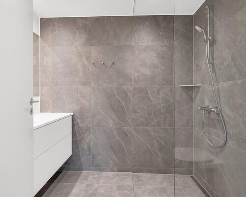 Moderne lejlighed med fjordudsigt og stor altan