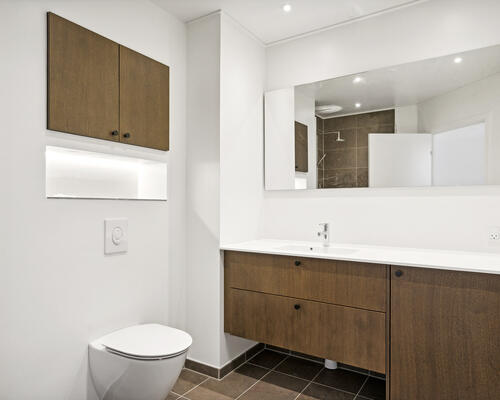 Yderst flot og helt nyrenoveret (i 2024) 3 værelses lejlighed på 85 m² beliggende centralt i Aalborg i hyggelige trygge omgivelser.