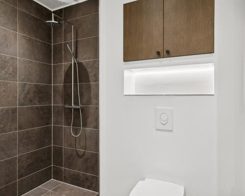 Yderst flot og helt nyrenoveret (i 2024) 3 værelses lejlighed på 85 m² beliggende centralt i Aalborg i hyggelige trygge omgivelser.