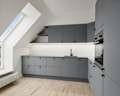 Yderst flot og helt nyrenoveret (i 2024) 3 værelses lejlighed på 85 m² beliggende centralt i Aalborg i hyggelige trygge omgivelser.