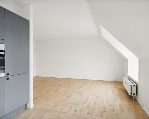 Yderst flot og helt nyrenoveret (i 2024) 3 værelses lejlighed på 85 m² beliggende centralt i Aalborg i hyggelige trygge omgivelser.