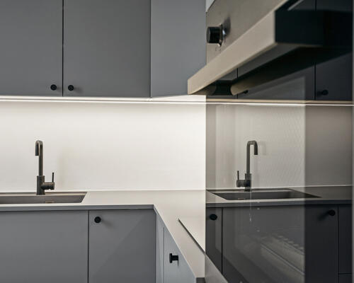 Yderst flot og helt nyrenoveret (i 2024) 3 værelses lejlighed på 85 m² beliggende centralt i Aalborg i hyggelige trygge omgivelser.