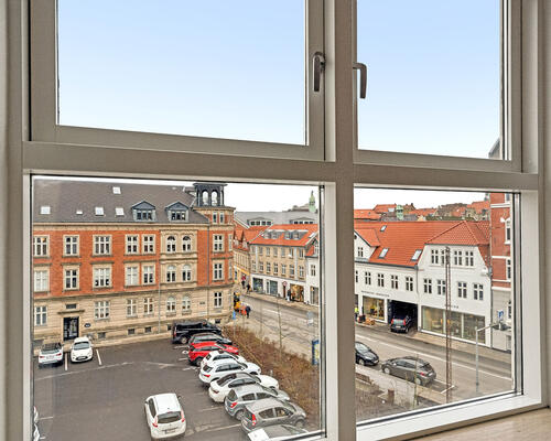 Yderst flot og helt nyrenoveret (i 2024) 3 værelses lejlighed på 85 m² beliggende centralt i Aalborg i hyggelige trygge omgivelser.