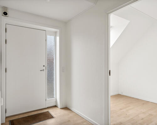 Yderst flot og helt nyrenoveret (i 2024) 3 værelses lejlighed på 85 m² beliggende centralt i Aalborg i hyggelige trygge omgivelser.