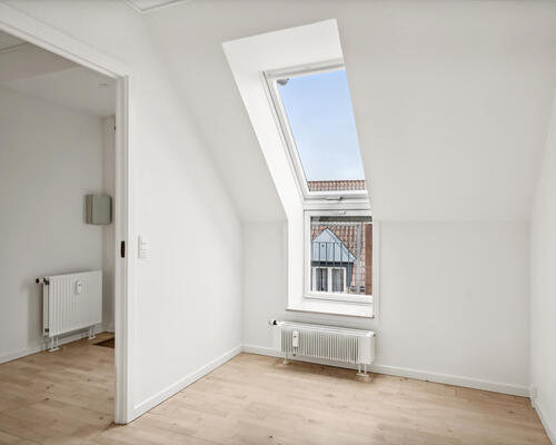 Yderst flot og helt nyrenoveret (i 2024) 3 værelses lejlighed på 85 m² beliggende centralt i Aalborg i hyggelige trygge omgivelser.