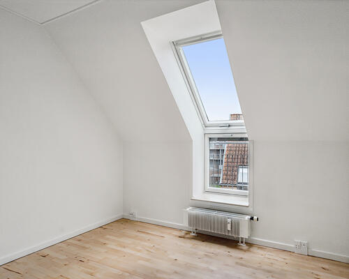 Yderst flot og helt nyrenoveret (i 2024) 3 værelses lejlighed på 85 m² beliggende centralt i Aalborg i hyggelige trygge omgivelser.