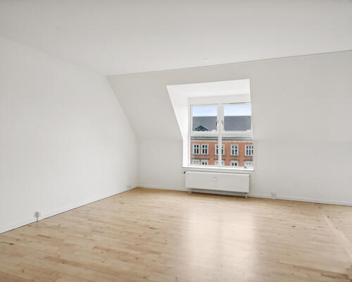 Yderst flot og helt nyrenoveret (i 2024) 3 værelses lejlighed på 85 m² beliggende centralt i Aalborg i hyggelige trygge omgivelser.