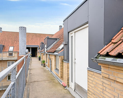 Yderst flot og helt nyrenoveret (i 2024) 3 værelses lejlighed på 85 m² beliggende centralt i Aalborg i hyggelige trygge omgivelser.