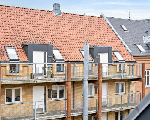 Yderst flot og helt nyrenoveret (i 2024) 3 værelses lejlighed på 85 m² beliggende centralt i Aalborg i hyggelige trygge omgivelser.