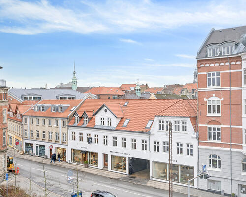 Yderst flot og helt nyrenoveret (i 2024) 3 værelses lejlighed på 85 m² beliggende centralt i Aalborg i hyggelige trygge omgivelser.