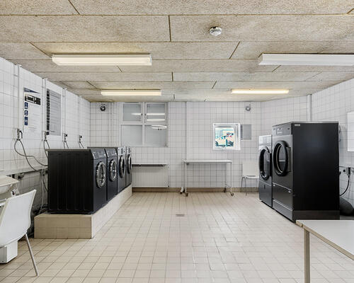 Yderst flot og helt nyrenoveret (i 2024) 3 værelses lejlighed på 85 m² beliggende centralt i Aalborg i hyggelige trygge omgivelser.