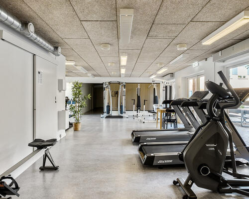 Yderst flot og helt nyrenoveret (i 2024) 3 værelses lejlighed på 85 m² beliggende centralt i Aalborg i hyggelige trygge omgivelser.