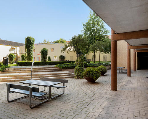 Yderst flot og helt nyrenoveret (i 2024) 3 værelses lejlighed på 85 m² beliggende centralt i Aalborg i hyggelige trygge omgivelser.