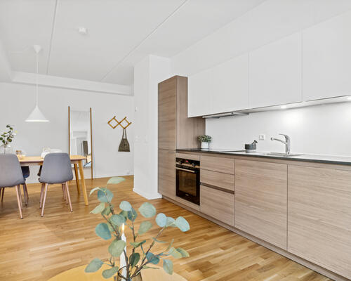 SKØN 4-VÆRELSES LEJLIGHED I AARHUS C MED EGEN ALTAN!