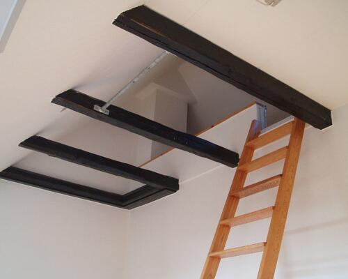 Hyggelig 2-vær taglejlighed med NYT køkken og hems. Huslejen er inkl. vand.