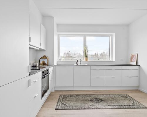 Lækker 2-vær. lejlighed i stueplan med egen terrasse i nyopført ejendom i Hasselager.