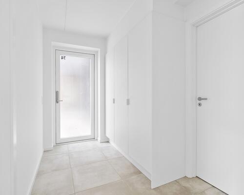 Lækker 2-vær. lejlighed på 1. sal med egen privat altan i nyopført ejendom i Hasselager.