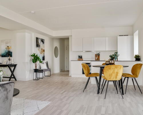 KUN 2 måneders depositium - Stor og lys hjørnelejlighed med fri udsigt