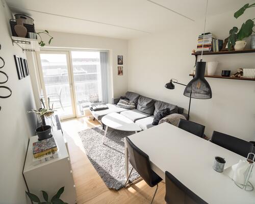 Delevenlig lejlighed tæt på Uni med altan.