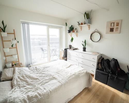 Delevenlig lejlighed tæt på Uni med altan.